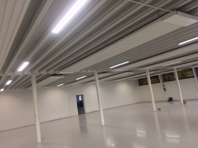 LED industri-lysarmatur i butikken. Det giver en god ensartet belysning. LED industri-lysarmatur i butikken. Det giver en god ensartet belysning.